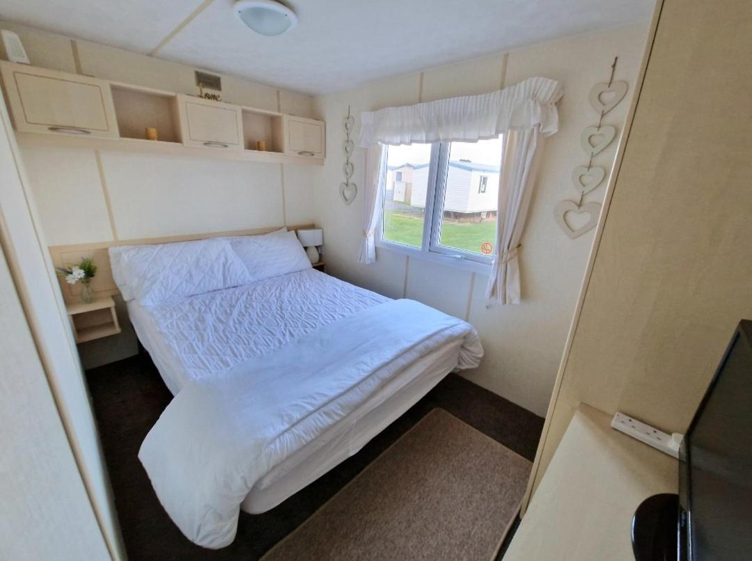 Oasis S108 Caravan, Golden Palm Apartment